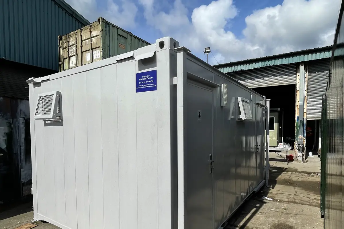 Portable accommodation block with a covered walkway along the front